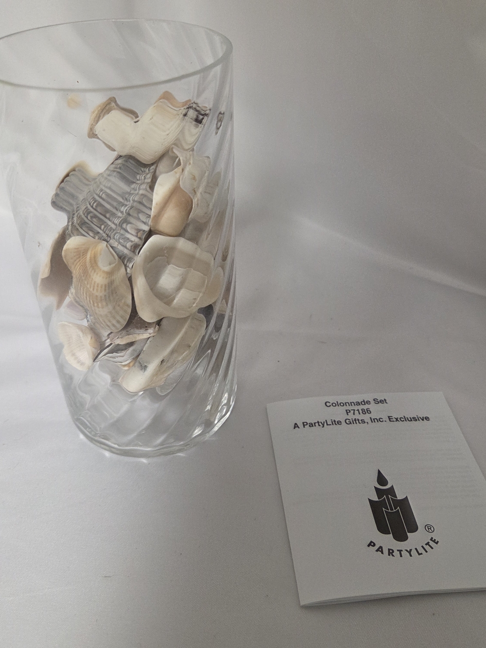 PartyLite Clear Glass Vase with Natural Shells P7186‎